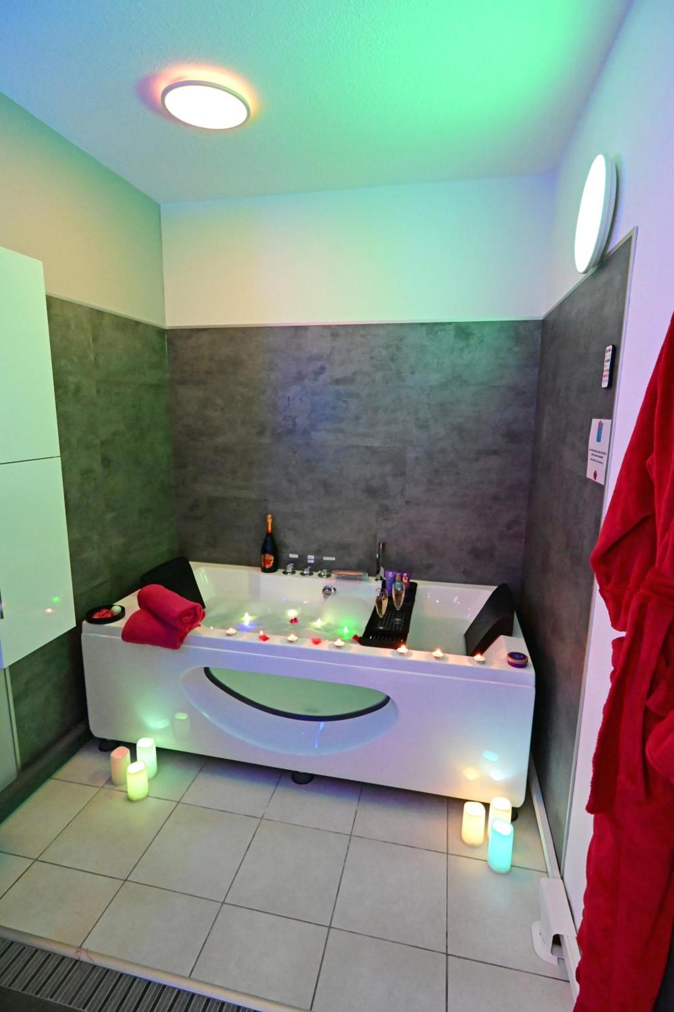 Love Room A Deux Pas De L'Ocean Avec Hammam, Sauna Et Bain A 2 :-) Biscarrosse Exterior photo